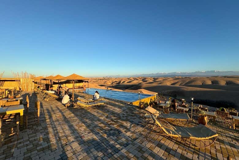 Acampamento com piscina no deserto